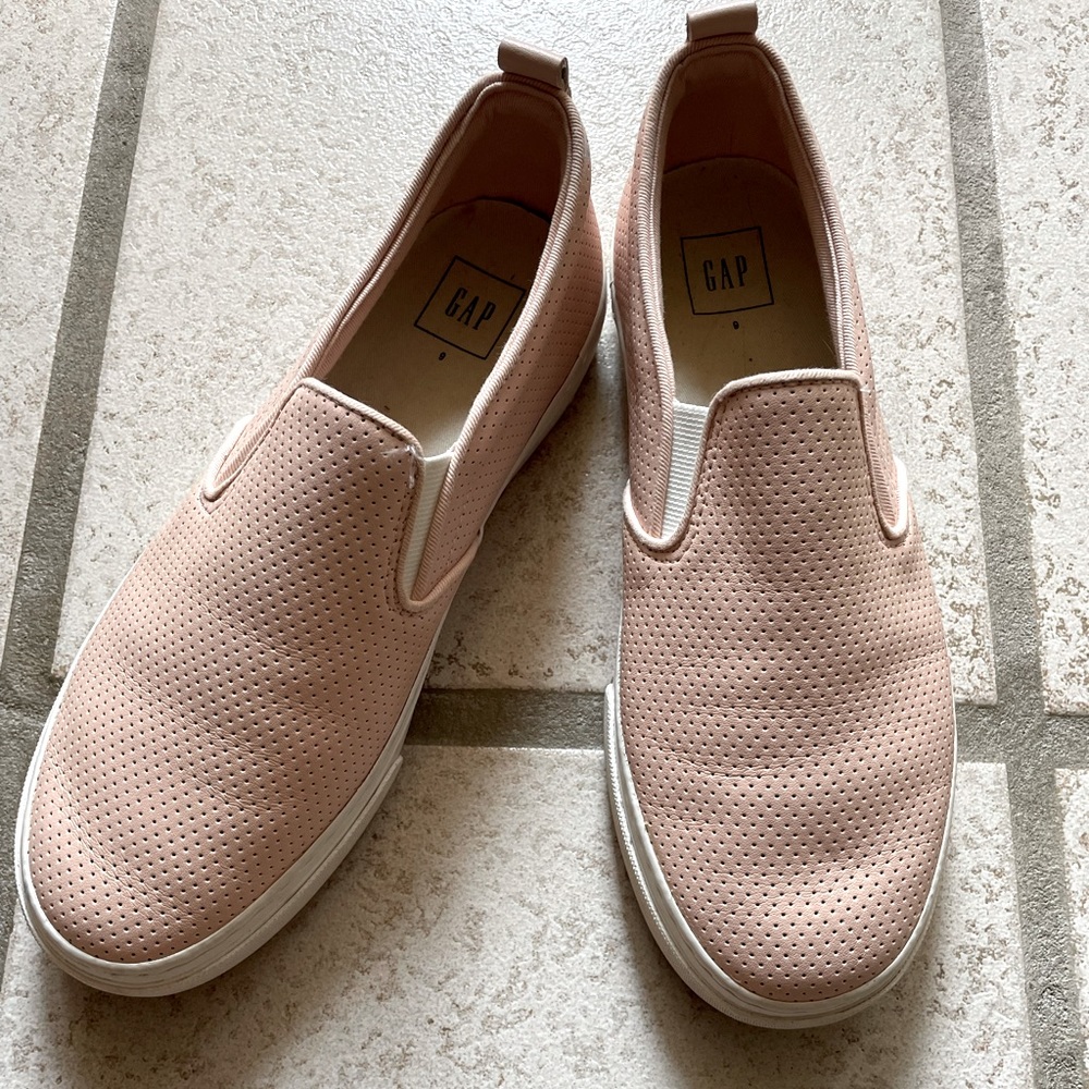 Gap NWOT leather slip shoe